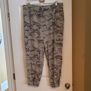 American Eagle Outfitters Camouflage Joggers - Gray